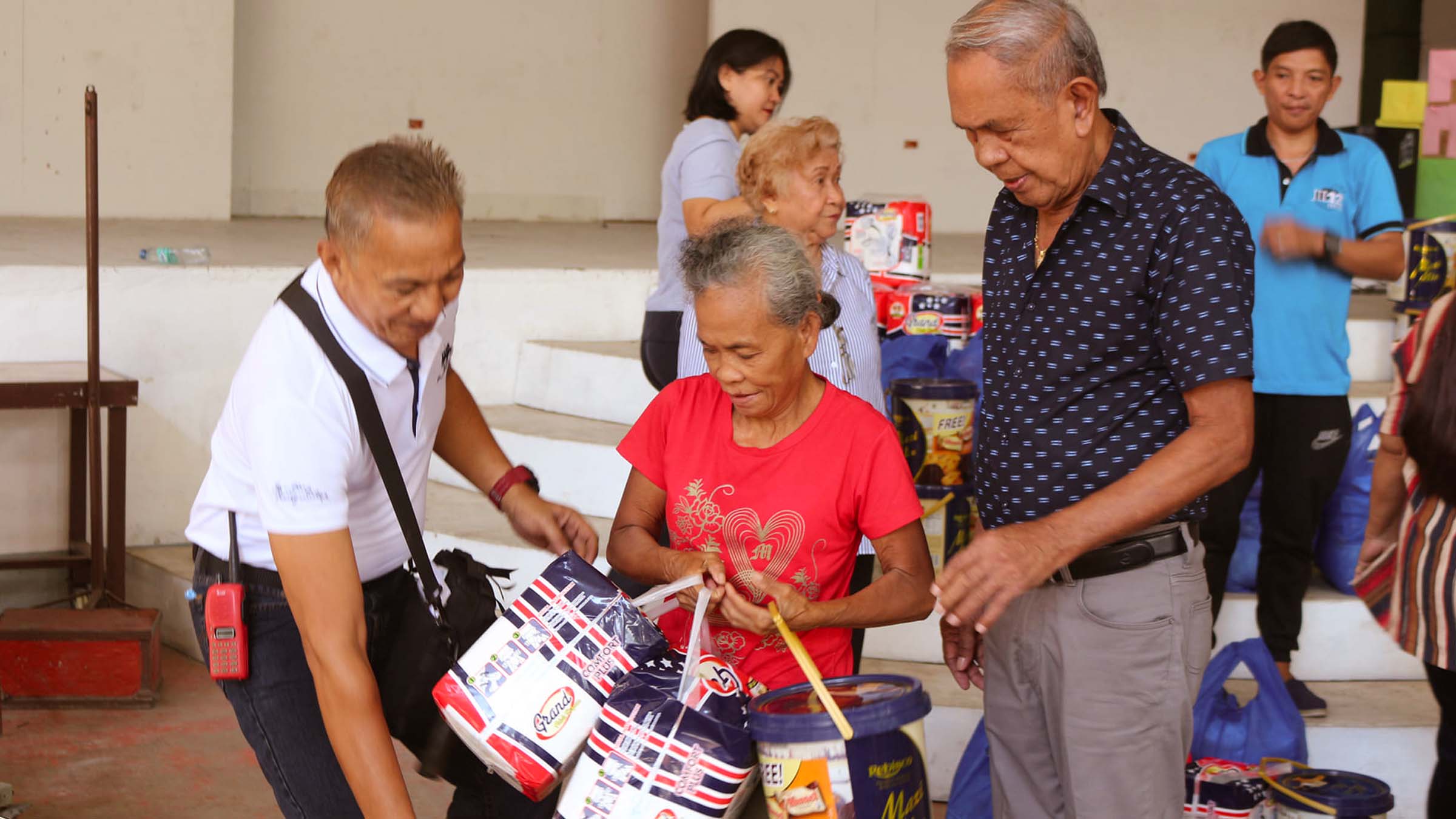 Mga senior citizens at PWD’s sa Gasan tumanggap ng grocery package