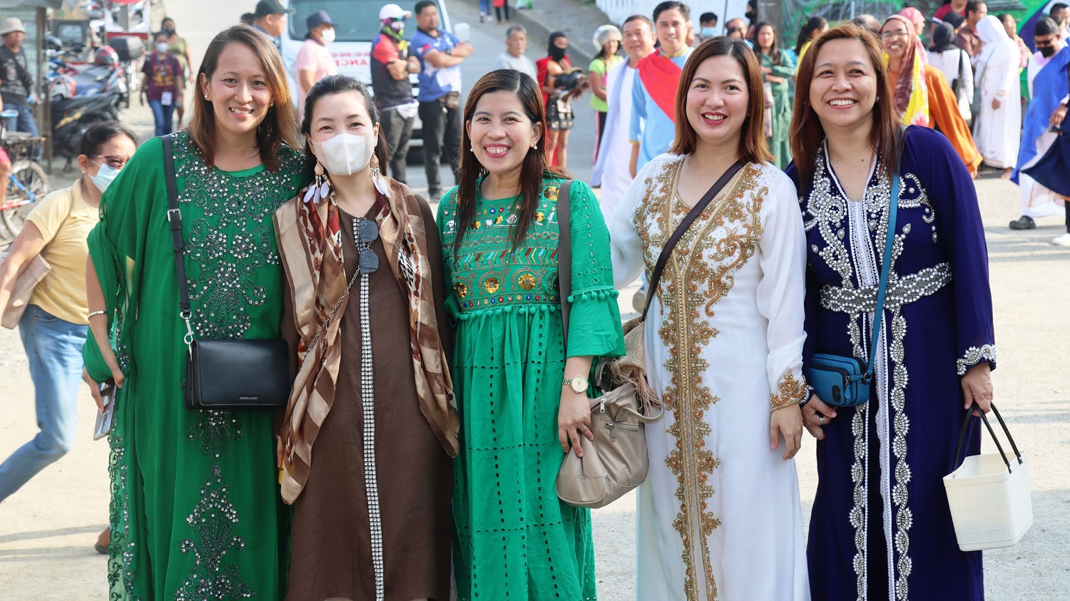 Mga empleyado sa Marinduque inatasang magsuot ng caftan, samaritana costume